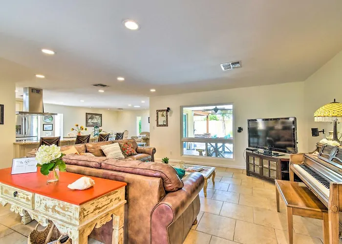 Snowbirds! Group Getaway W/ Hot Tub In Ferienhaus